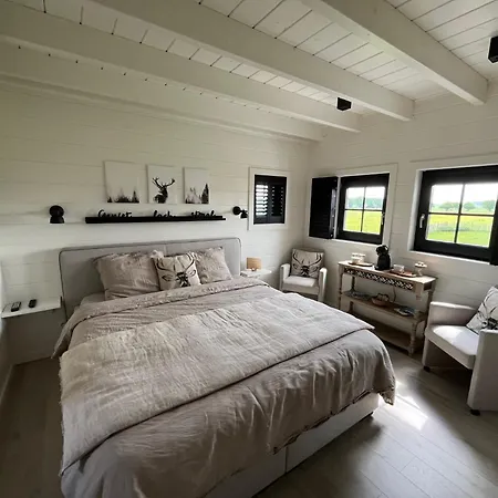 La Douce Cens Bed & Breakfast *